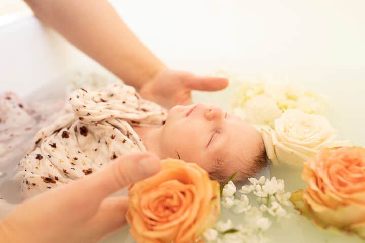 bain enveloppé fleuri bébé | Photographe Rhône-Alpes | Isère , chavanoz