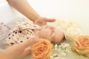 bain enveloppé fleuri bébé | Photographe Rhône-Alpes | Isère , chavanoz