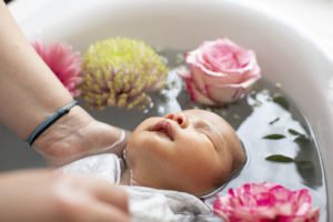 bain enveloppé fleuri bébé | Photographe Rhône-Alpes | Isère , Chavanoz