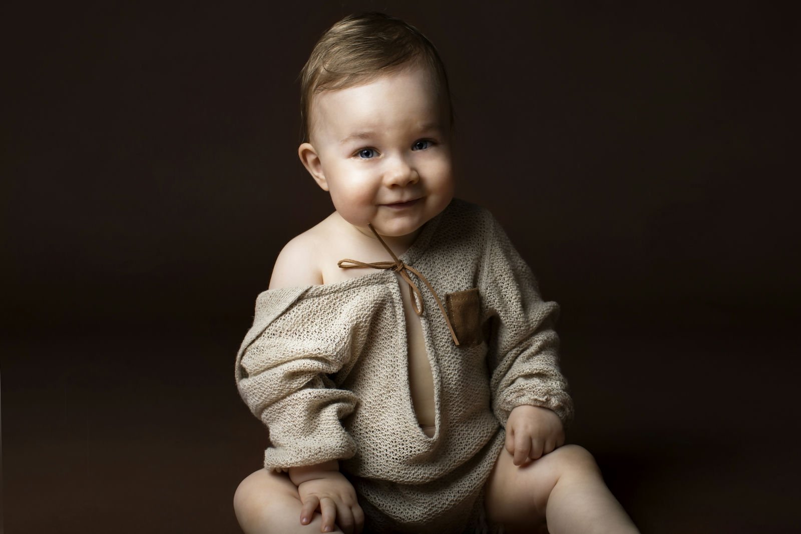 Shooting bambin | grand bébé . Studio photo avec tenues et accessoires . Rhône-Alpes à Chavanoz, Lyon . M-art-photographie
