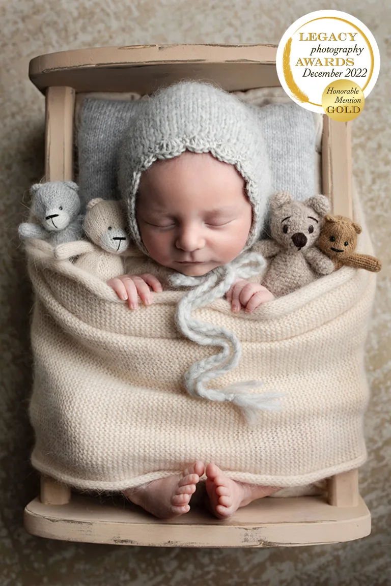 Shooting naissance | posing nouveau-né . Studio photo avec tenues et accessoires . Rhône-Alpes à Chavanoz, Lyon . M-art-photographie