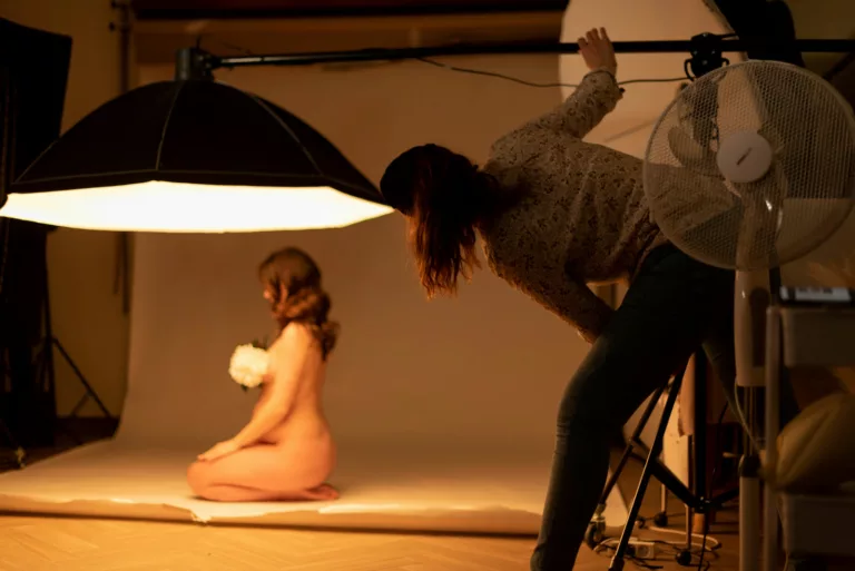 Photographe grossesse / femme enceinte à Lyon. Studio photo avec tenues et accessoires