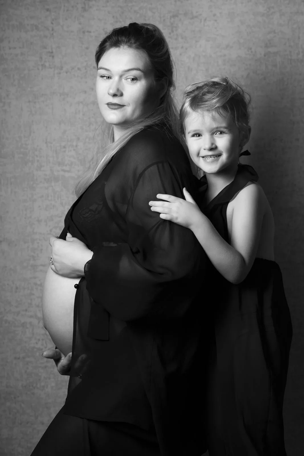 Photographe grossesse / femme enceinte à Lyon. Studio photo avec tenues et accessoires