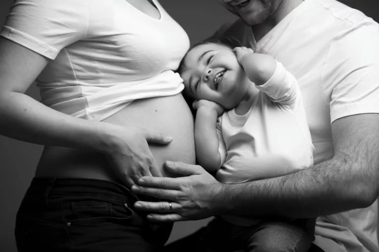 Photographe grossesse / femme enceinte à Lyon. Studio photo avec tenues et accessoires