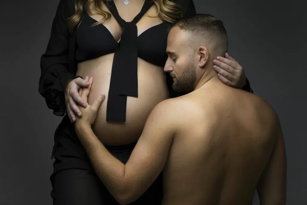 Photographe grossesse à Lyon avec tenues et accessoires. Studio photo aux portes de Lyon - Nord Isère