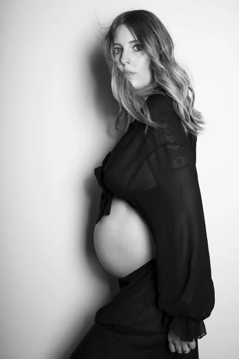 Photographe grossesse à Lyon avec tenues et accessoires. Studio photo aux portes de Lyon - Nord Isère