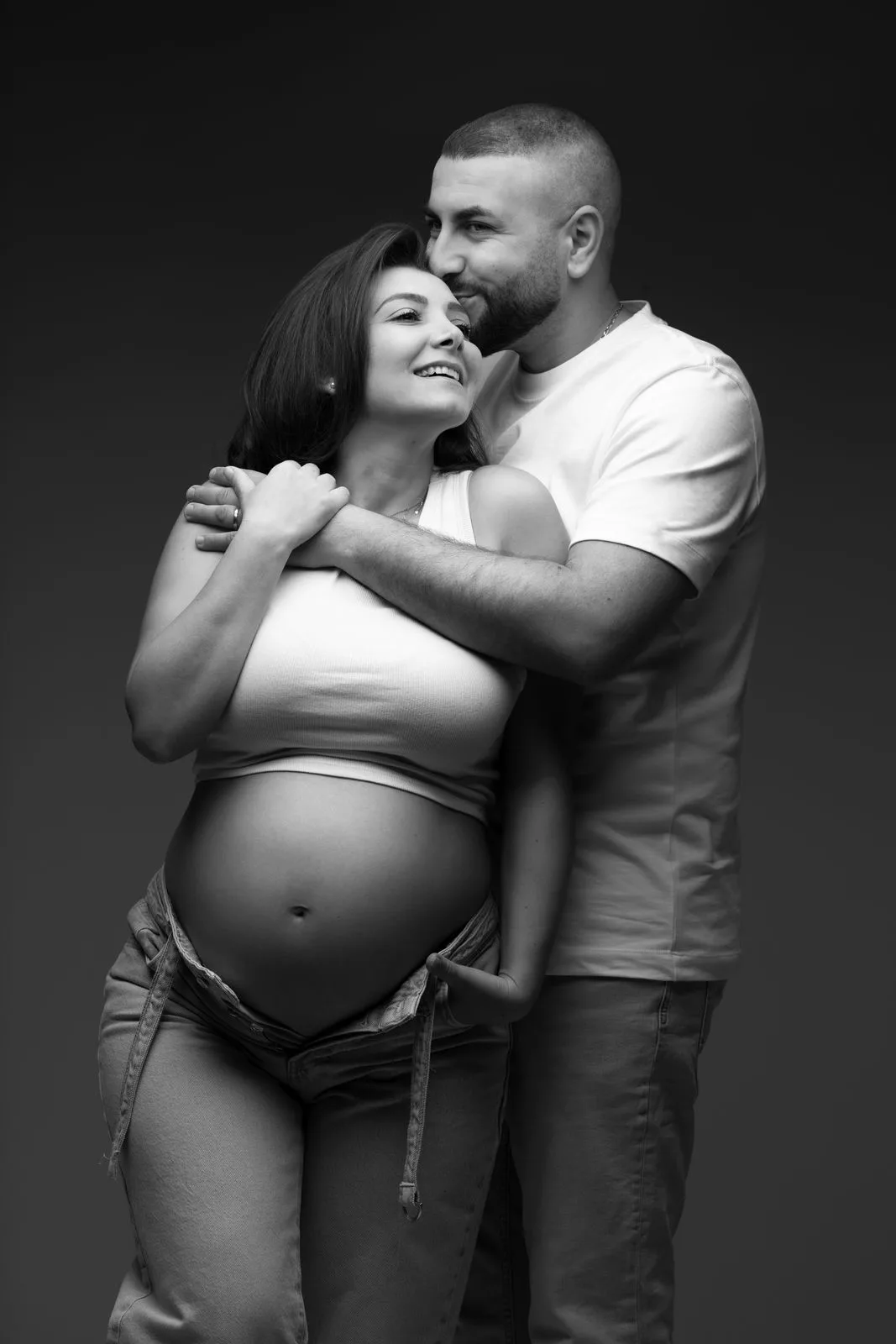 Photographe grossesse / femme enceinte à Lyon. Studio photo avec tenues et accessoires