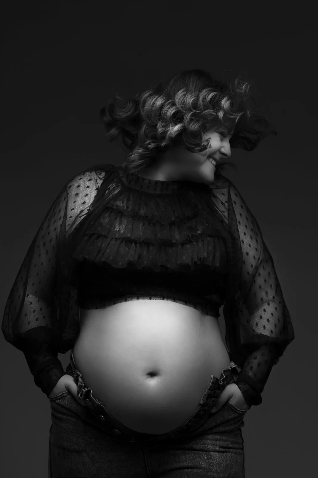 Photographe grossesse / femme enceinte à Lyon. Studio photo avec tenues et accessoires