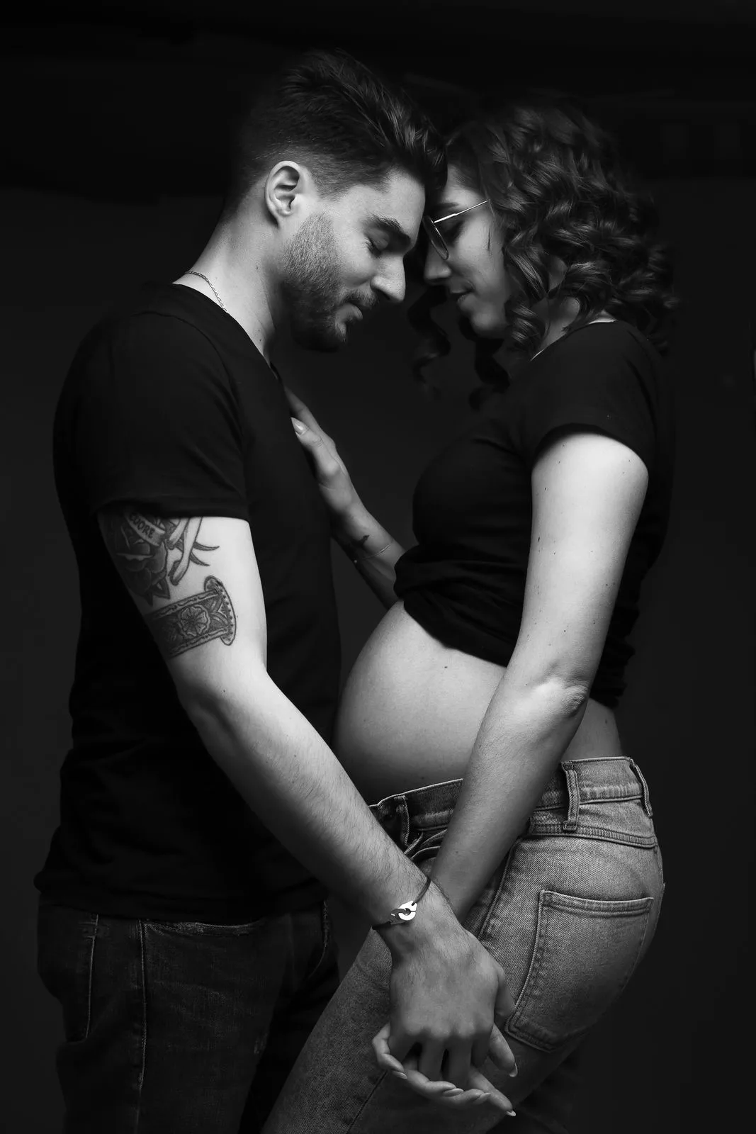 Photographe grossesse / femme enceinte à Lyon. Studio photo avec tenues et accessoires