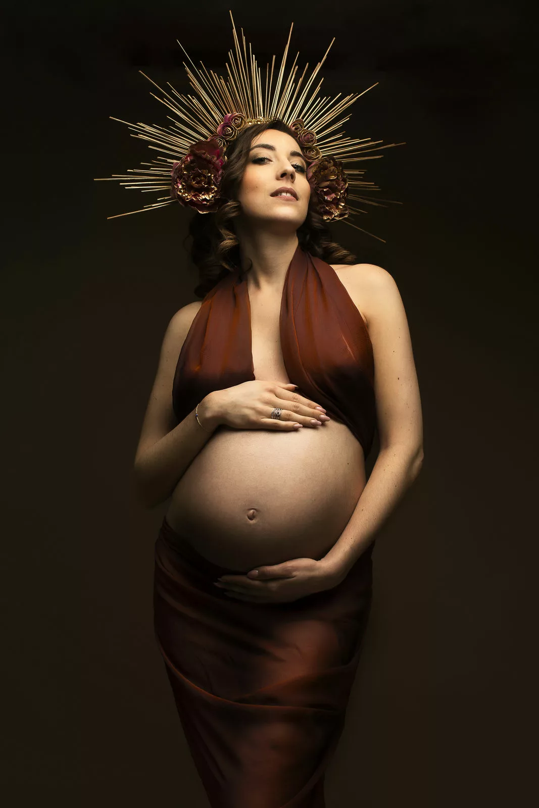 Photographe grossesse / femme enceinte à Lyon. Studio photo avec tenues et accessoires