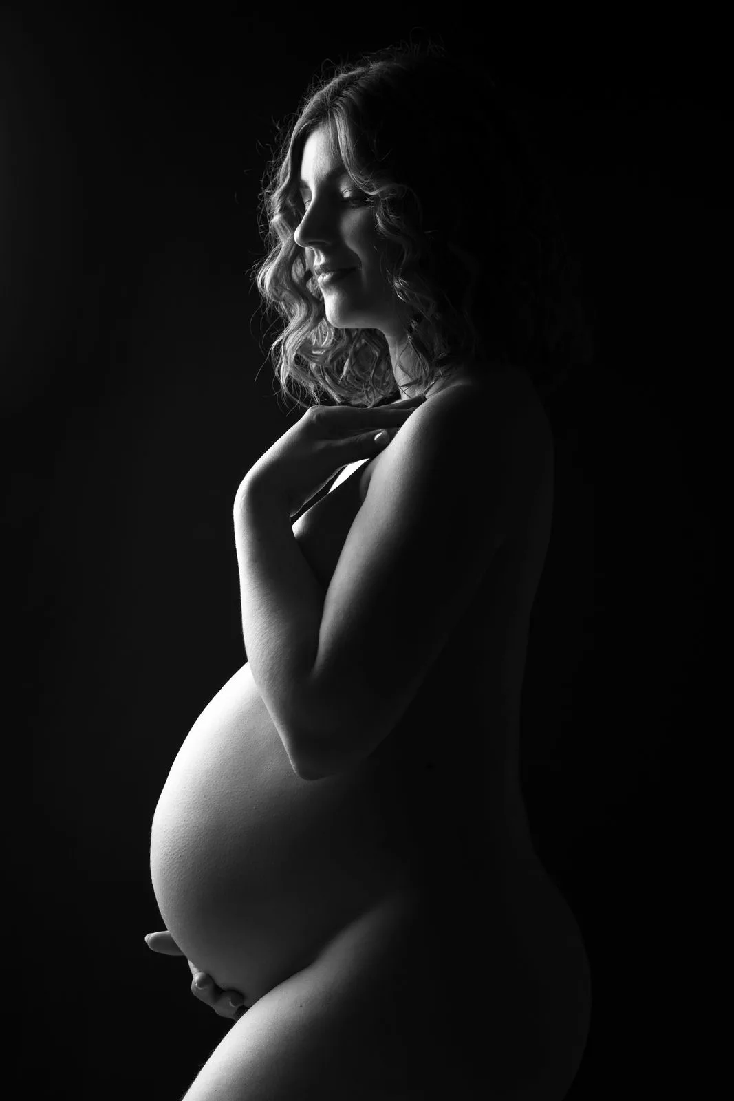 Photographe grossesse / femme enceinte à Lyon. Studio photo avec tenues et accessoires