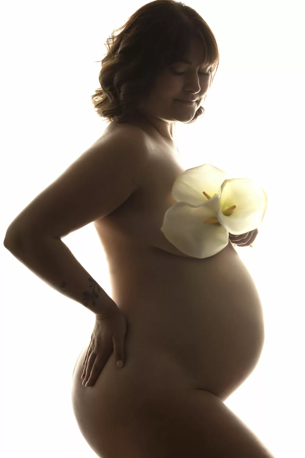 Photographe grossesse / femme enceinte à Lyon. Studio photo avec tenues et accessoires