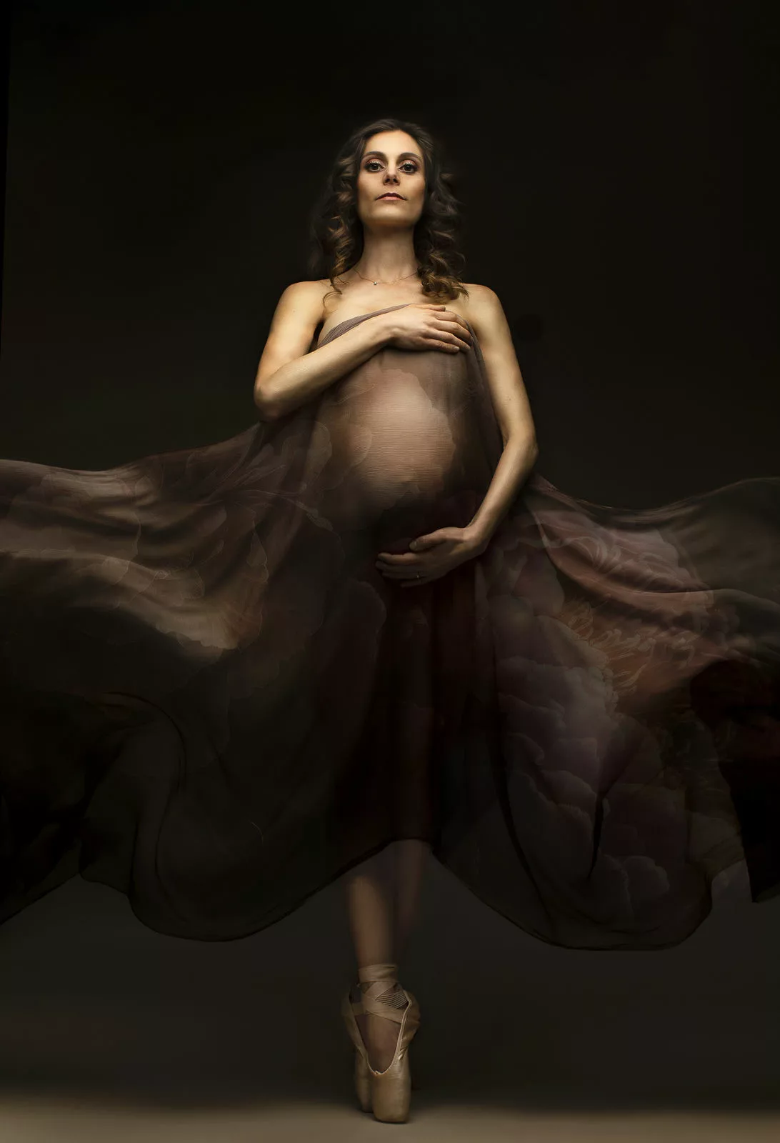 Photographe grossesse / femme enceinte à Lyon. Studio photo avec tenues et accessoires