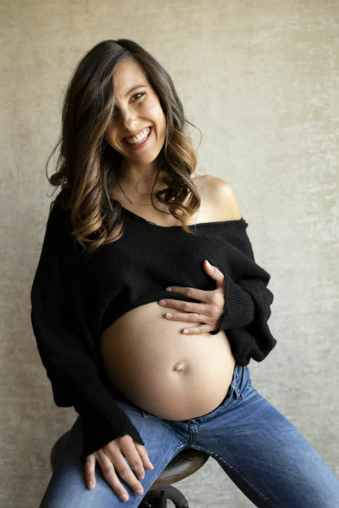 Photographe grossesse / femme enceinte à Lyon. Studio photo avec tenues et accessoires