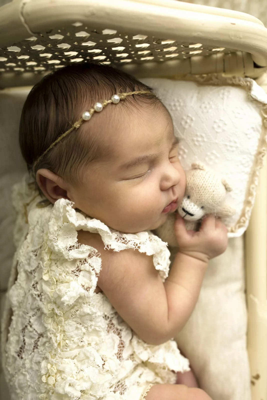 Shooting naissance | posing nouveau-né . Studio photo avec tenues et accessoires . Photographe naissance Lyon - Chavanoz - Rhône-Alpes . M-art-photographie