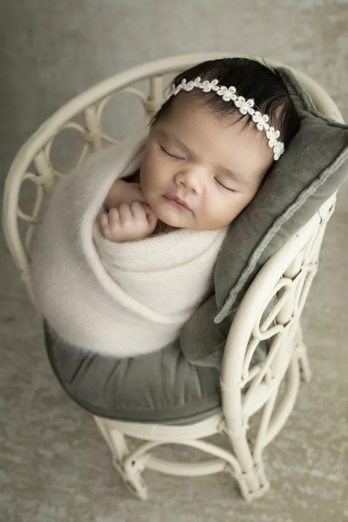 Shooting naissance | posing nouveau-né . Studio photo avec tenues et accessoires . Photographe naissance Lyon - Chavanoz - Rhône-Alpes . M-art-photographie