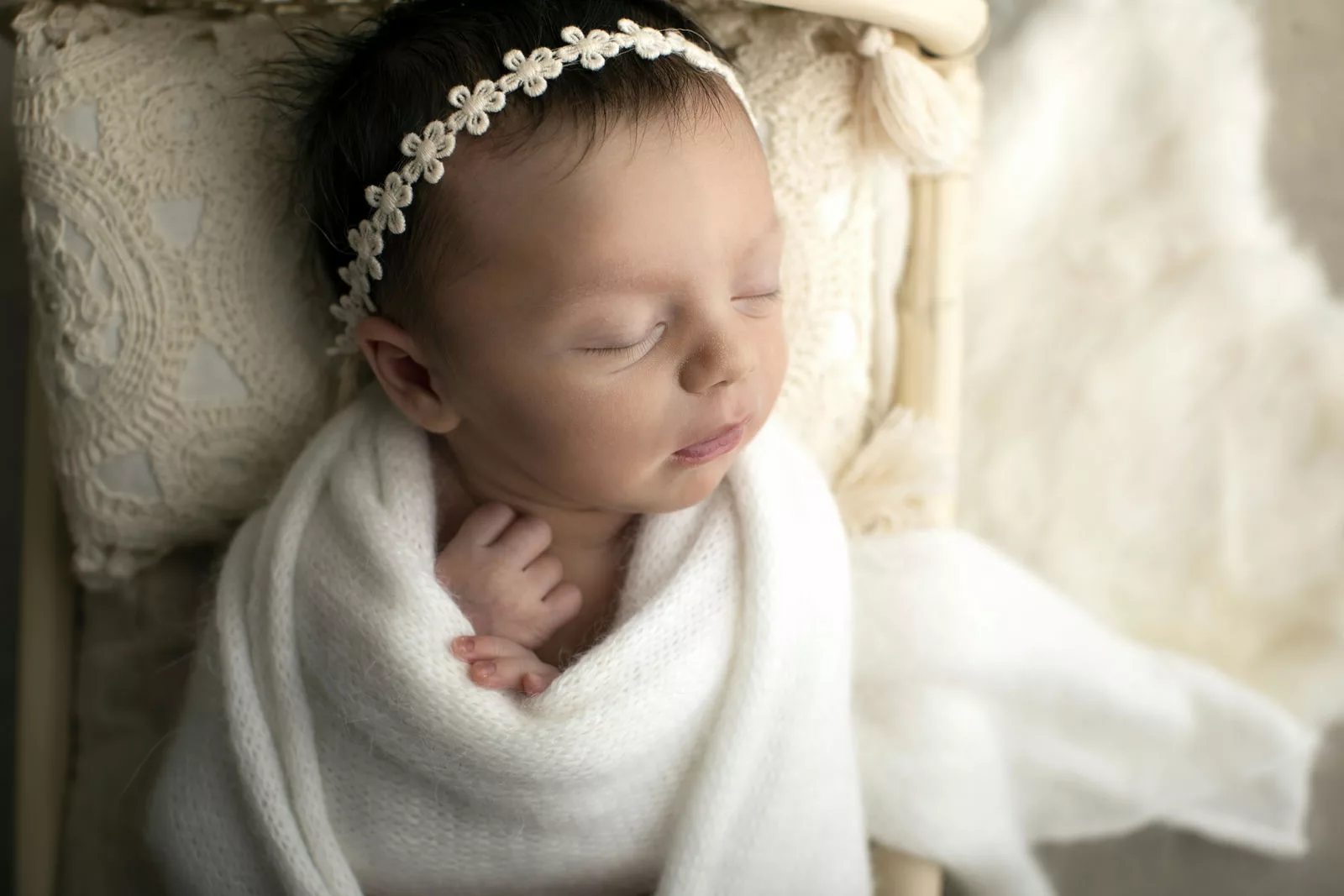 Shooting naissance | posing nouveau-né . Studio photo avec tenues et accessoires . Photographe naissance Lyon - Chavanoz - Rhône-Alpes . M-art-photographie