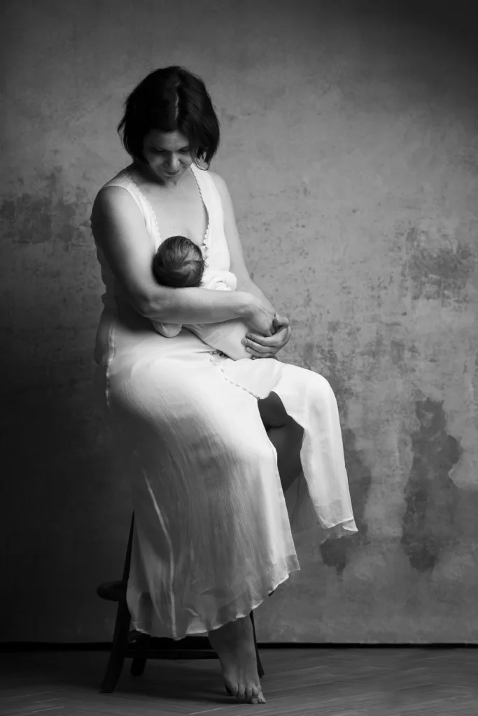 Shooting naissance | posing nouveau-né . Studio photo avec tenues et accessoires . Photographe naissance Lyon - Chavanoz - Rhône-Alpes . M-art-photographie