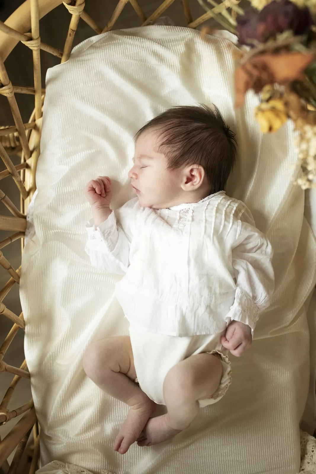 Shooting naissance | posing nouveau-né . Studio photo avec tenues et accessoires . Photographe naissance Lyon - Chavanoz - Rhône-Alpes . M-art-photographie