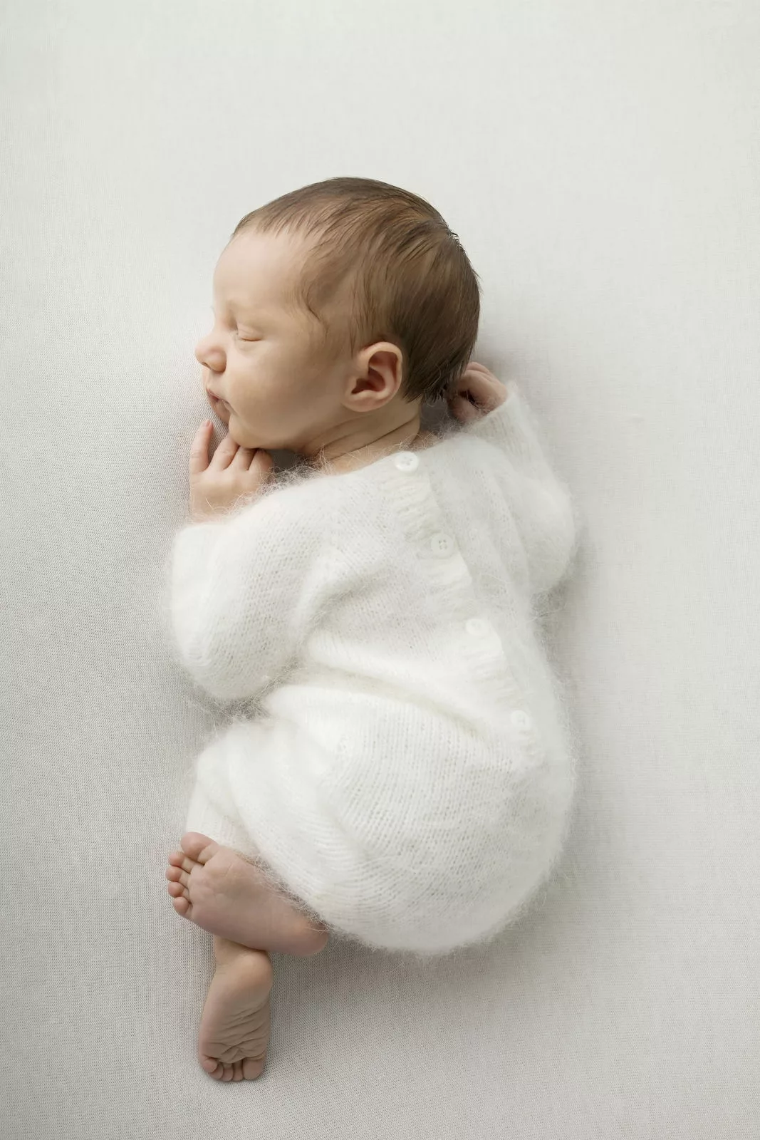 Shooting naissance | posing nouveau-né . Studio photo avec tenues et accessoires . Photographe naissance Lyon - Chavanoz - Rhône-Alpes . M-art-photographie