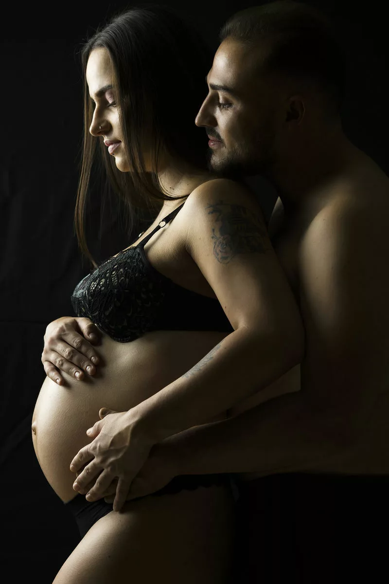 Photographe grossesse à Lyon avec tenues et accessoires. Studio photo aux portes de Lyon - Nord Isère