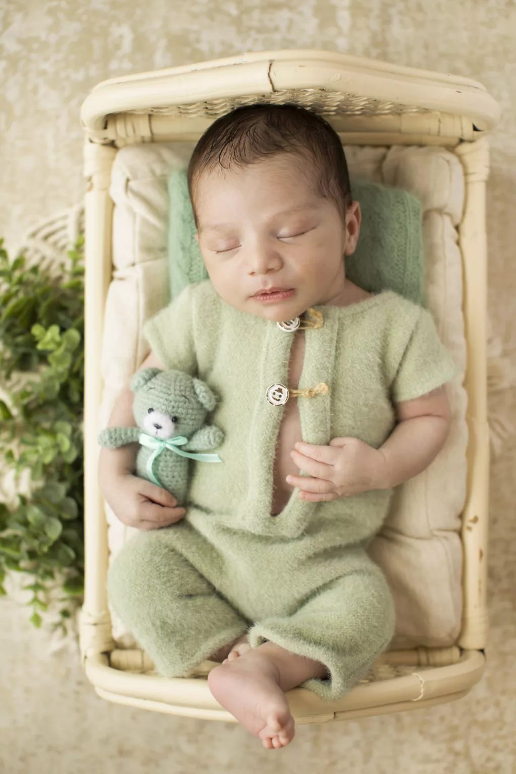Shooting naissance en studio photo avec tenue et accessoire. photographe spécialisée naissance à Lyon.