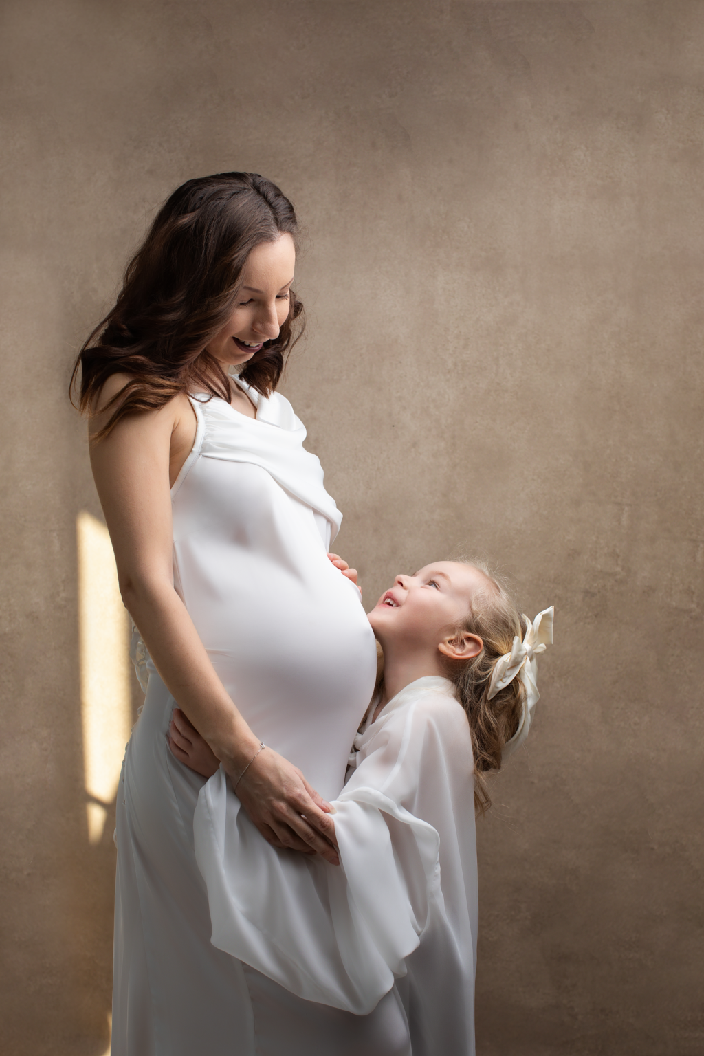 Photographie future maman avec sa fille - Studio photo grossesse et naissance Isère proche de Lyon